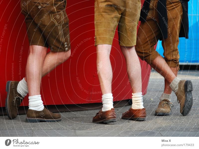 O´zapf is !!! Farbfoto mehrfarbig Außenaufnahme Detailaufnahme trinken Nachtleben Feste & Feiern Oktoberfest Jahrmarkt Mensch maskulin Freundschaft Beine Fuß