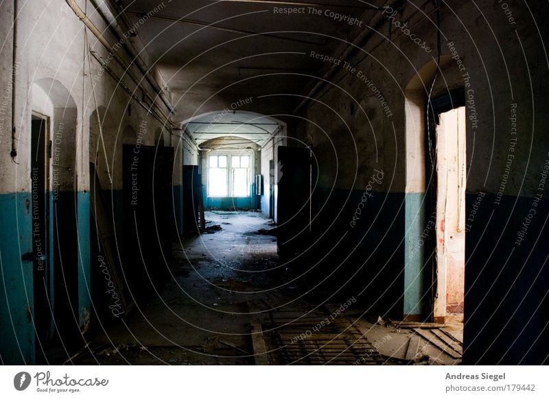 Gang, lang Farbfoto Gedeckte Farben Menschenleer Tag Licht Schatten Kontrast Sonnenlicht Gegenlicht Häusliches Leben Wohnung Haus einrichten Innenarchitektur