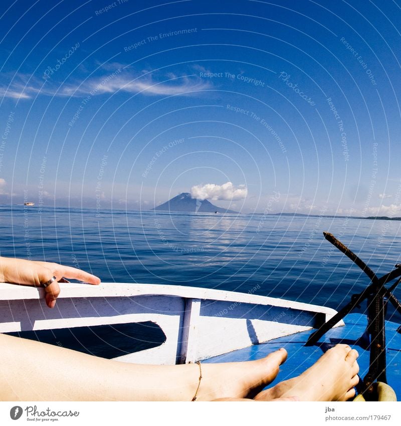 Zeit haben Farbfoto Außenaufnahme Tag Sonnenlicht feminin Haut Hand Finger Beine Fuß Natur Wasser Himmel Horizont Sommer Schönes Wetter Vulkan Küste Meer Insel