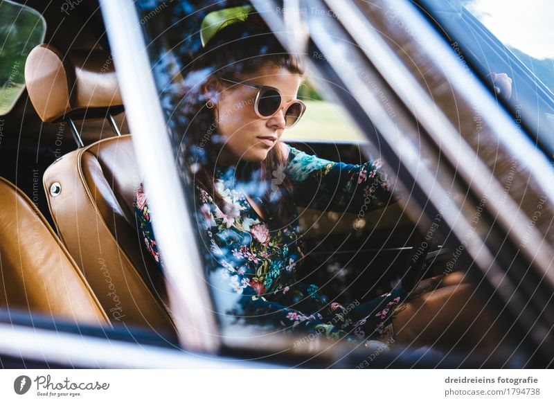 Retro Grirl. Lifestyle Stil feminin Frau Erwachsene Autofahren PKW Oldtimer Sportwagen Kleid Sonnenbrille brünett Blick sitzen Coolness Erfolg trendy retro