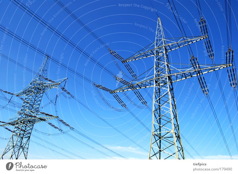 hochspannung Technik & Technologie Fortschritt Zukunft High-Tech Energiewirtschaft Erneuerbare Energie Energiekrise Schönes Wetter Industrieanlage gigantisch