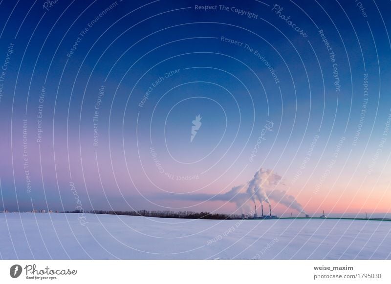 Kraftwerk am Abend Winter Schnee Fabrik Industrie Energiewirtschaft Umwelt Natur Landschaft Himmel Nachthimmel Klima Wiese Feld Kleinstadt Stadt Skyline