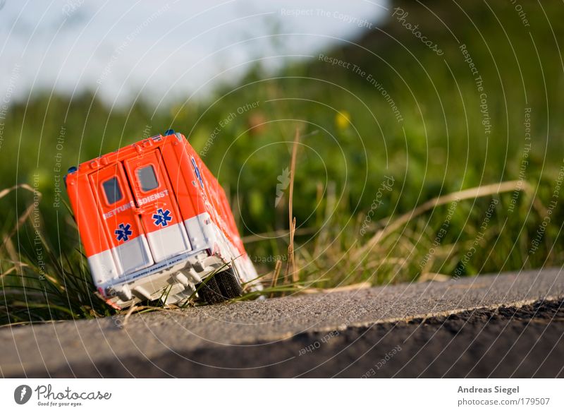 Retter in (der) Not Farbfoto Außenaufnahme Menschenleer Tag Sonnenlicht Unschärfe Freizeit & Hobby Spielen Modellbau Spielzeug Spielzeugauto Garten Wiese