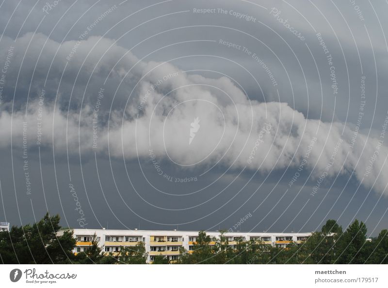 vor dem Gewitter Farbfoto Außenaufnahme Luftaufnahme Menschenleer Tag Zentralperspektive Himmel Gewitterwolken Sommer Wetter schlechtes Wetter Unwetter Sturm