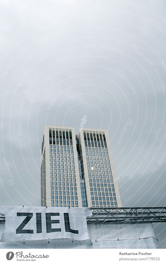 Hoch hinaus Himmel Wolken Frankfurt am Main Stadt Haus Hochhaus Gebäude Stein Stahl grau schwarz weiß Ziel Veranstaltung Lauf für mehr Zeit Ankunft