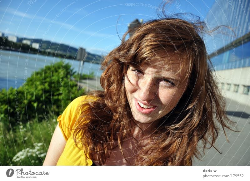 sommertag Freude schön Haare & Frisuren Sommer Sonne Sonnenbad feminin Junge Frau Jugendliche Erwachsene Gesicht 1 Mensch T-Shirt brünett rothaarig langhaarig