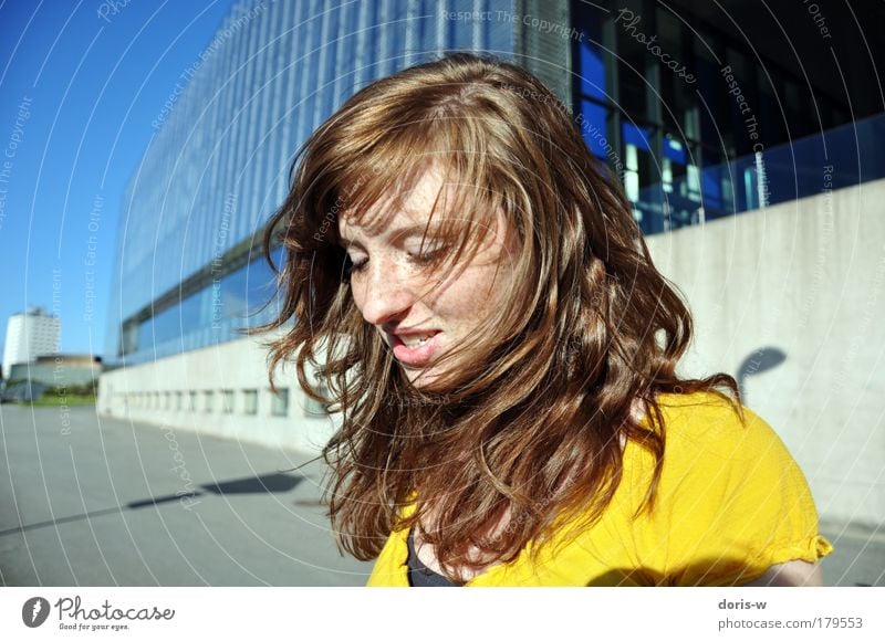 mädchen im wind Sonnenlicht schön Haare & Frisuren Haut feminin Junge Frau Jugendliche Erwachsene Gesicht Sommersprossen 1 Mensch T-Shirt rothaarig langhaarig