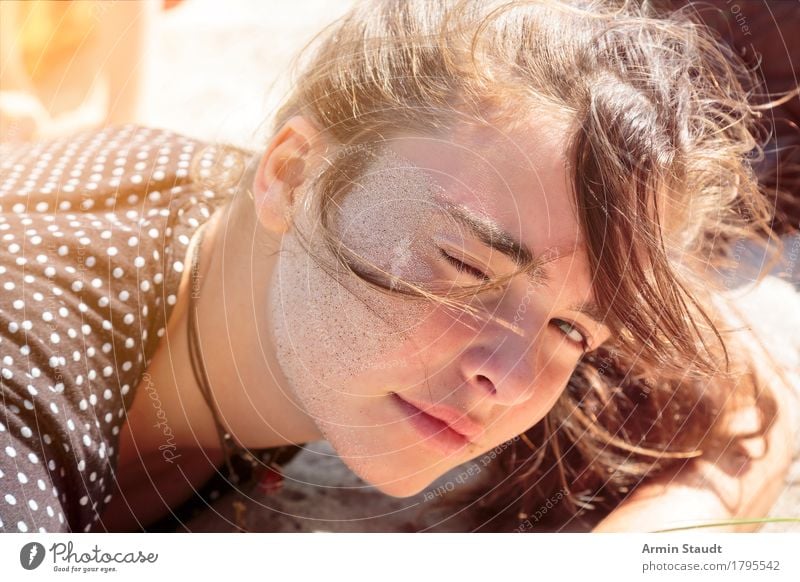 Junge Frau liegt am Strand mit Sand im Gesicht Lifestyle Freude schön Leben Erholung ruhig Ferien & Urlaub & Reisen Tourismus Sommerurlaub Mensch feminin