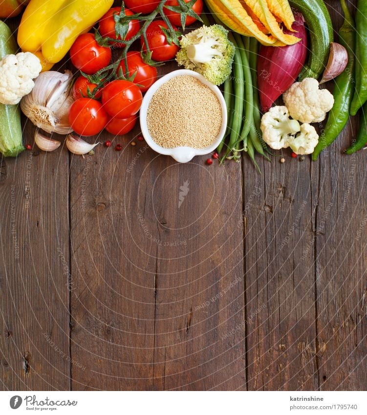 Rohes Amarant-Korn in einer Schüssel und in einem Gemüse Teigwaren Backwaren Vegetarische Ernährung Diät Schalen & Schüsseln frisch gelb grün rot Müsli