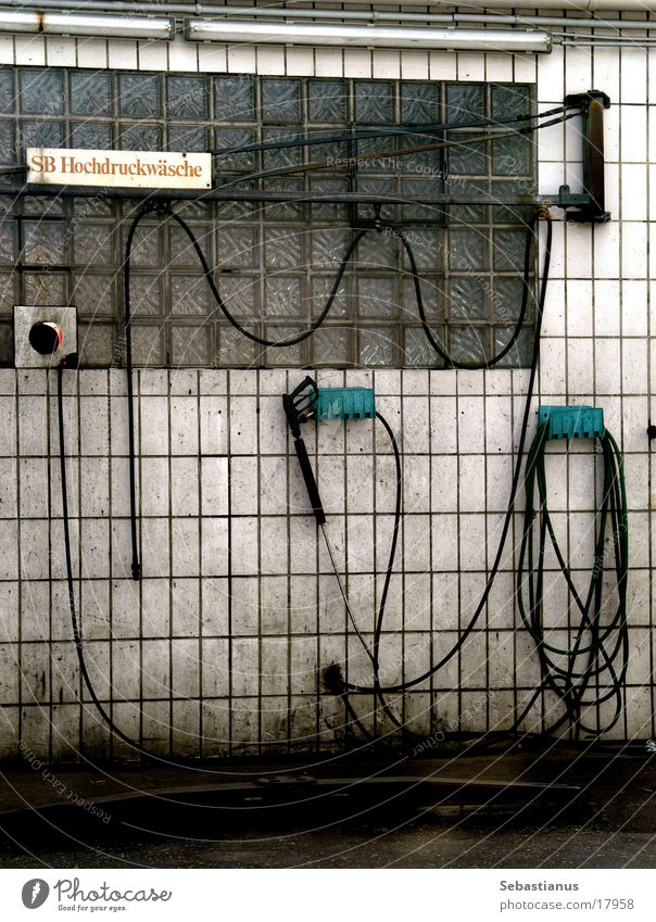 Tankstelle im Ruhrpott Autowaschanlage Schlauch dreckig Verkehr Fliesen u. Kacheln Waschstraße Bürste Wasser