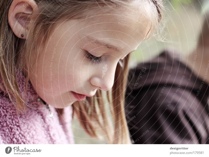 Die Träumerin Farbfoto Gedeckte Farben Blick nach unten Kind Mädchen Kindheit Kopf Haare & Frisuren Gesicht Nase Mund 3-8 Jahre Herbst Wetter Schönes Wetter