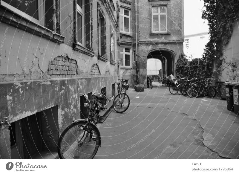 Hinterhof Berlin Prenzlauer Berg Haus Fahrrad Verfall Vergangenheit Vergänglichkeit Hof Durchgang Schwarzweißfoto Außenaufnahme Menschenleer Tag