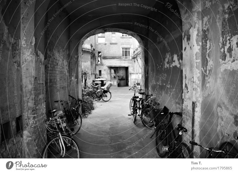 Hinterhof Berlin Prenzlauer Berg Stadt Hauptstadt Stadtzentrum Altstadt Haus Senior Häusliches Leben Rad Fahrrad Hof Altbau Durchgang Schwarzweißfoto