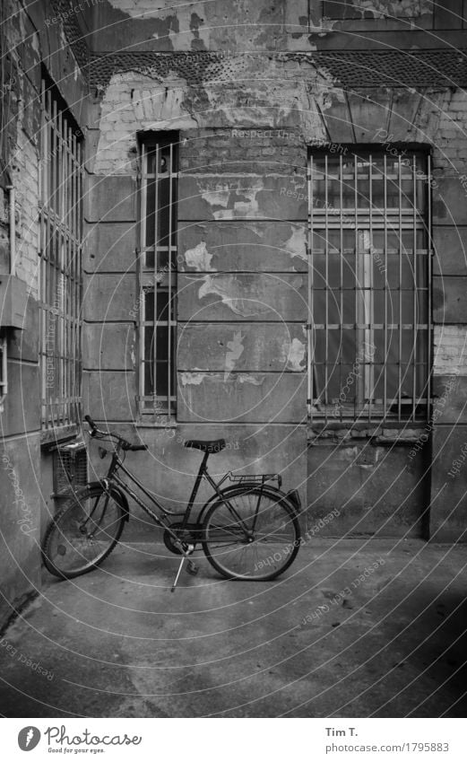 Hinterhof Berlin Prenzlauer Berg Stadt Hauptstadt Stadtzentrum Altstadt Haus Fenster Verfall Vergangenheit Vergänglichkeit Fahrrad Gitter Hof Schwarzweißfoto