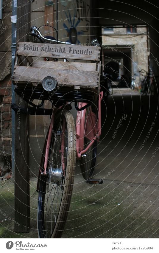 ...Freude Prenzlauer Berg Berlin Stadt Hauptstadt Stadtzentrum Altstadt Fahrrad Rad Kiste Wein Farbfoto Außenaufnahme Menschenleer