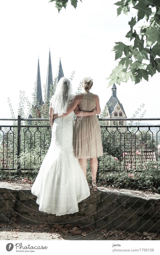 beste freundin Hochzeit Mensch feminin Freundschaft Paar 2 18-30 Jahre Jugendliche Erwachsene Altstadt Skyline Kirche Turm stehen Umarmen authentisch Glück