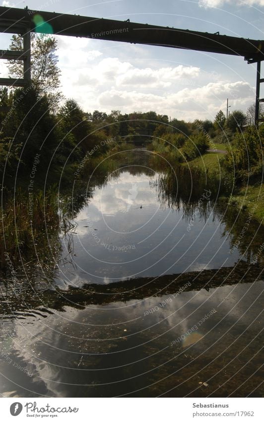 Rohr und Wasser Gras Gewässer Schilfrohr Fabrik Pipeline Landschaftspark Duisburg-Nord