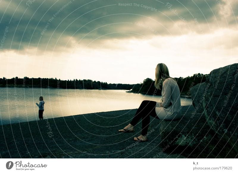 Meer Erholung Ferien & Urlaub & Reisen Ausflug Freiheit Sommer Sommerurlaub feminin Junge Frau Jugendliche Wasser Wolken Küste Ostsee beobachten Blick hell