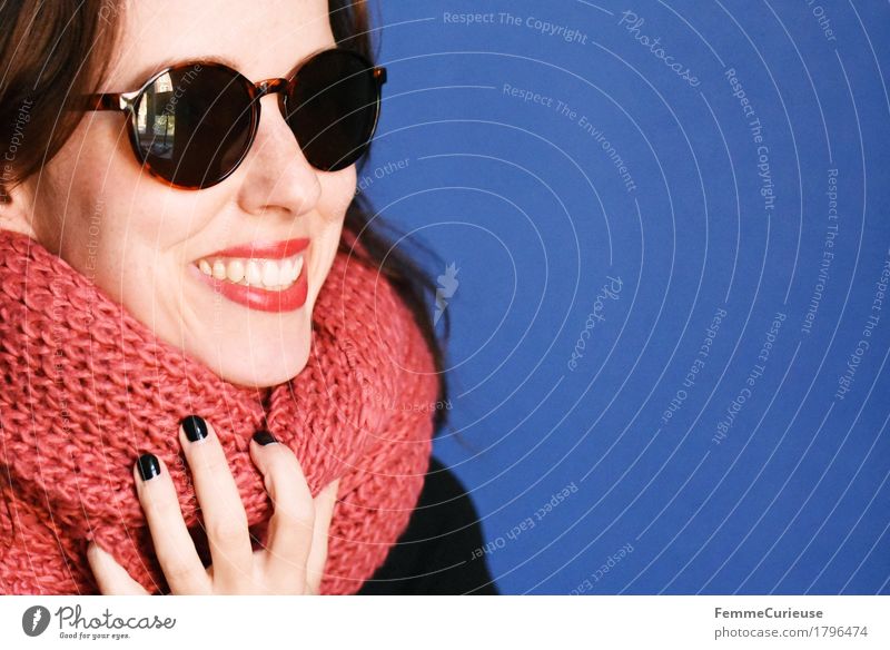 Herbst_1796474 feminin Junge Frau Jugendliche Erwachsene Mensch 18-30 Jahre Lebensfreude Leichtigkeit herbstlich Schal Wolle gestrickt stricken Sonnenbrille