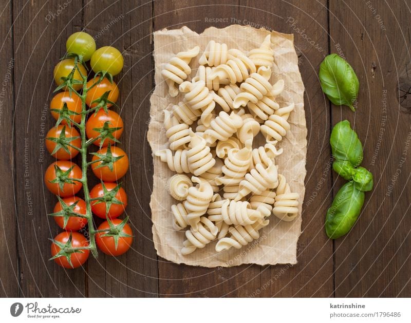 Vollkornnudeln, Tomaten und Basilikum Lebensmittel Gemüse Teigwaren Backwaren Kräuter & Gewürze Vegetarische Ernährung Diät dunkel frisch braun grün rot