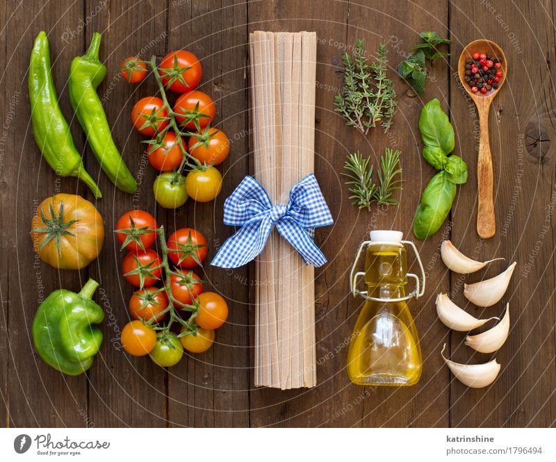 Raw Spaghetti Pasta, Kräuter, Olivenöl und Gemüse Teigwaren Backwaren Kräuter & Gewürze Vegetarische Ernährung Diät Flasche dunkel frisch braun grün rot