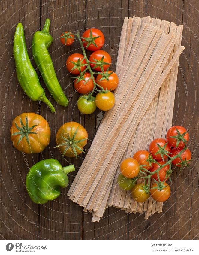 Rohe Fettuccineteigwaren und -gemüse Gemüse Teigwaren Backwaren Vegetarische Ernährung Diät dunkel frisch Gesundheit braun grün rot Tradition Essen zubereiten