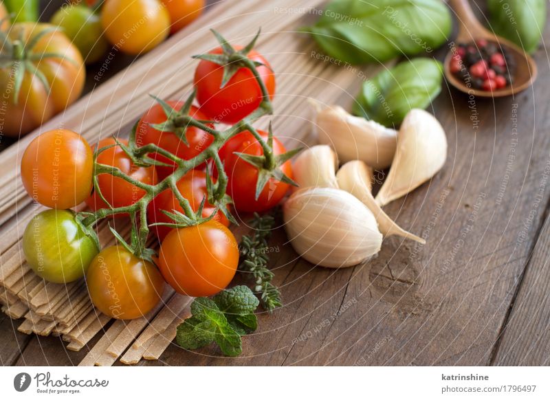 Rohe Fettuccineteigwaren, Gemüse und Kräuter Teigwaren Backwaren Kräuter & Gewürze Vegetarische Ernährung Diät dunkel frisch Gesundheit braun grün rot Tradition