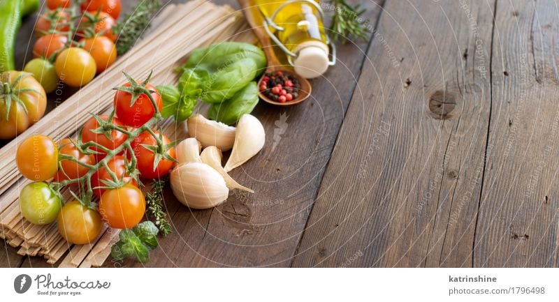 Rohe Fettucce Pasta, Gemüse, Kräuter und Olivenöl Kräuter & Gewürze Vegetarische Ernährung Diät Flasche dunkel frisch Gesundheit braun grün rot Tradition