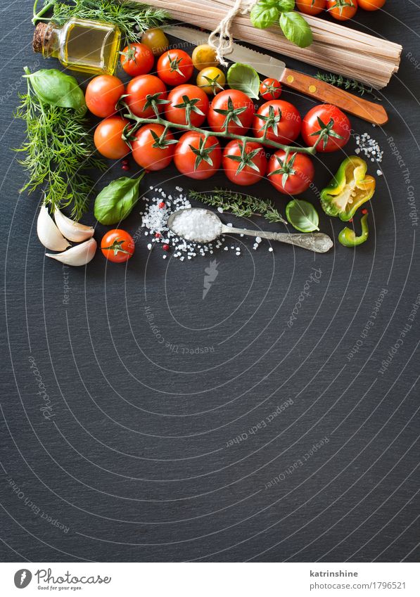 Kirschtomaten, Kräuter, Nudeln und Olivenöl Gemüse Teigwaren Backwaren Kräuter & Gewürze Öl Vegetarische Ernährung Diät Flasche Löffel dunkel frisch Gesundheit