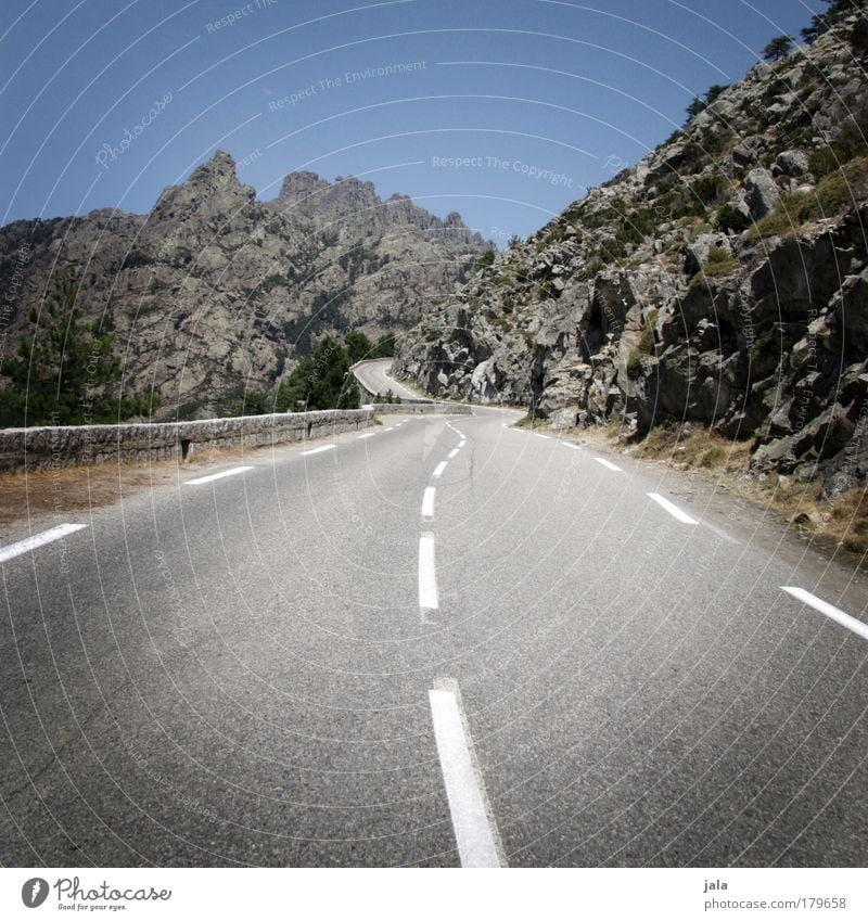 Ascension Day Farbfoto Außenaufnahme Menschenleer Tag Landschaft Himmel Berge u. Gebirge Verkehrswege Autofahren Straße hoch aufwärts Ausflug Reisefotografie