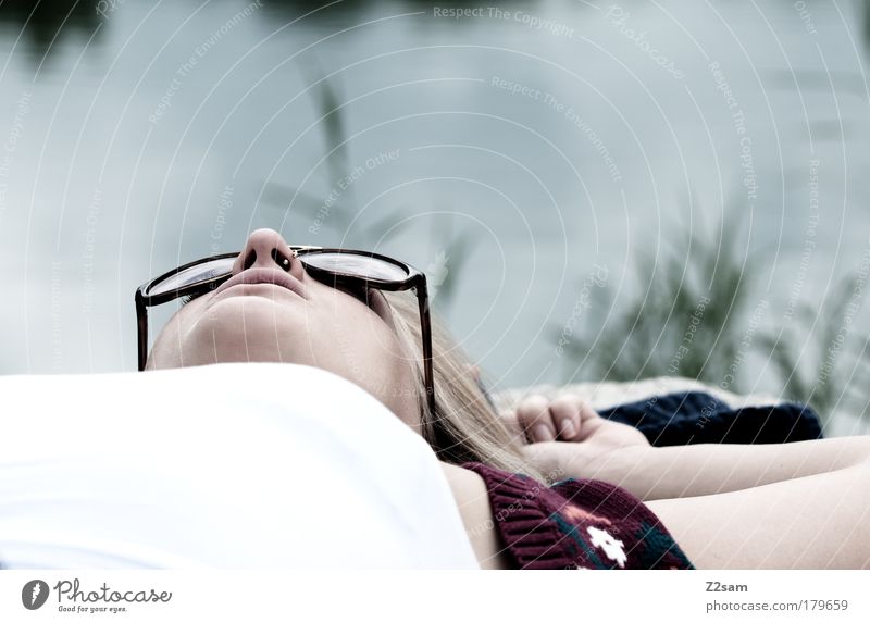 AUSZEIT Farbfoto Außenaufnahme High Key Blick nach oben Jagd Mensch feminin Junge Frau Jugendliche Haare & Frisuren Gesicht Umwelt Landschaft Wasser Sommer