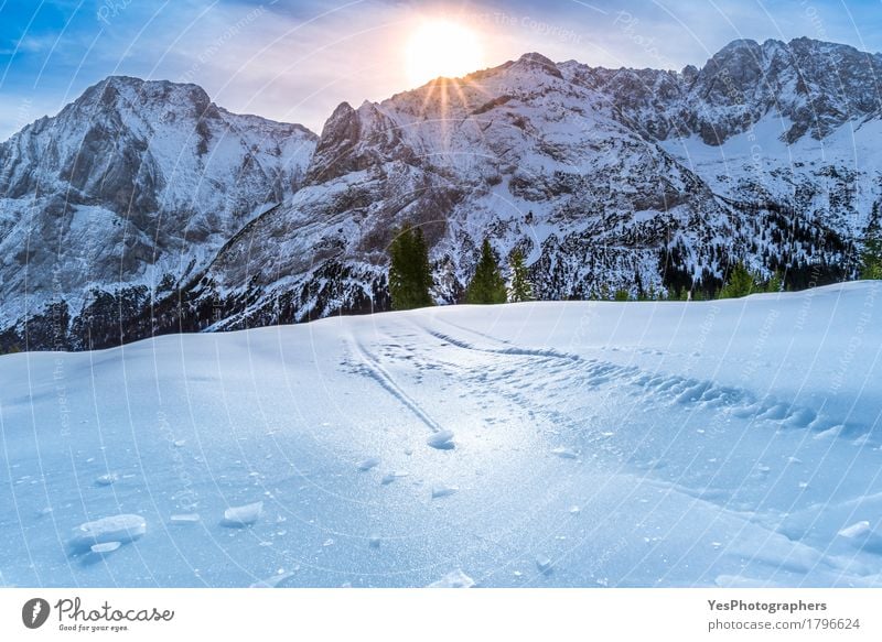 Eiskruste über schneebedeckten Bergen und Weiden Freude Ferien & Urlaub & Reisen Freiheit Winter Schnee Winterurlaub Berge u. Gebirge Silvester u. Neujahr Sonne