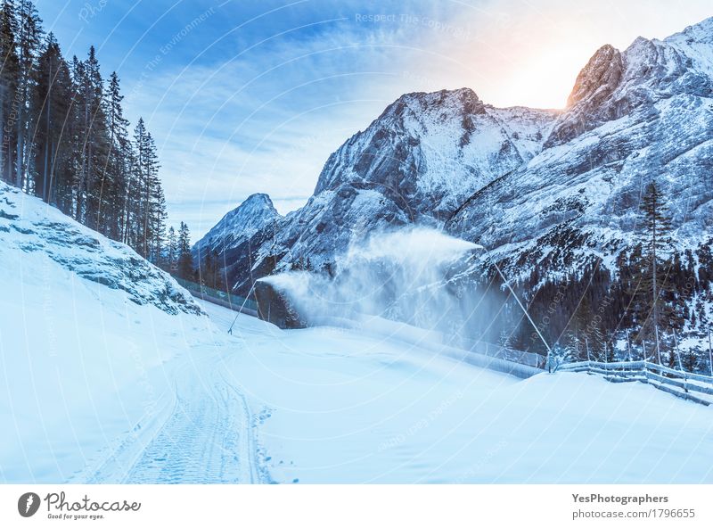 Bergwinter mit Schneekanonen Freude Ferien & Urlaub & Reisen Ausflug Winter Winterurlaub Berge u. Gebirge wandern Silvester u. Neujahr Landschaft Wetter Baum