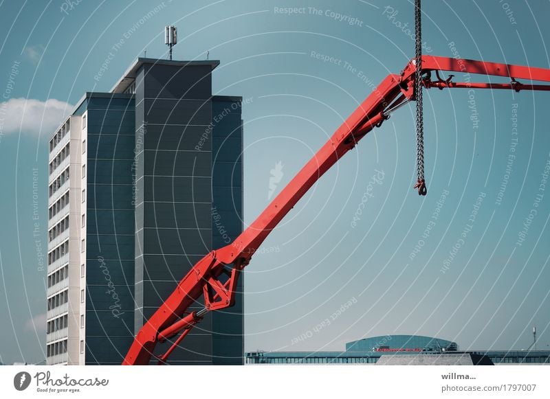 Rechtslage Kran Kranarm Kette Baustelle Hochhaus Wohnungsbau Chemnitz Bauwerk Gebäude Architektur blau rot Schwerpunkt Hydraulik Tag