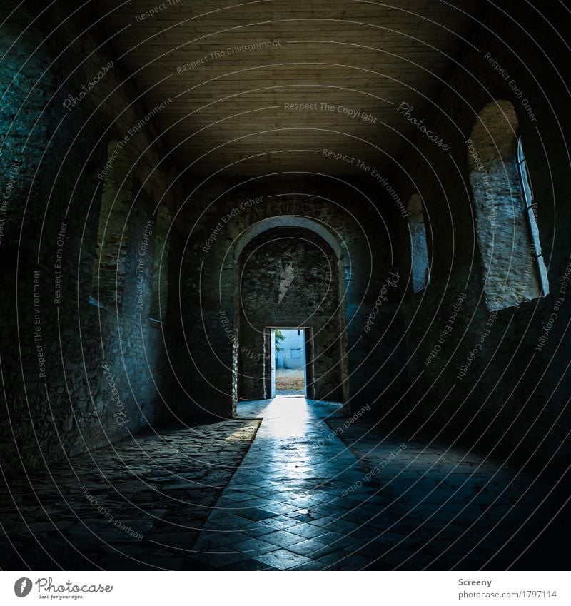 Es werde Licht... Architektur Kirche Ruine Bauwerk Gebäude Mauer Wand Fenster Tür Stein leuchten dunkel Stimmung Gelassenheit geduldig ruhig Hoffnung Glaube