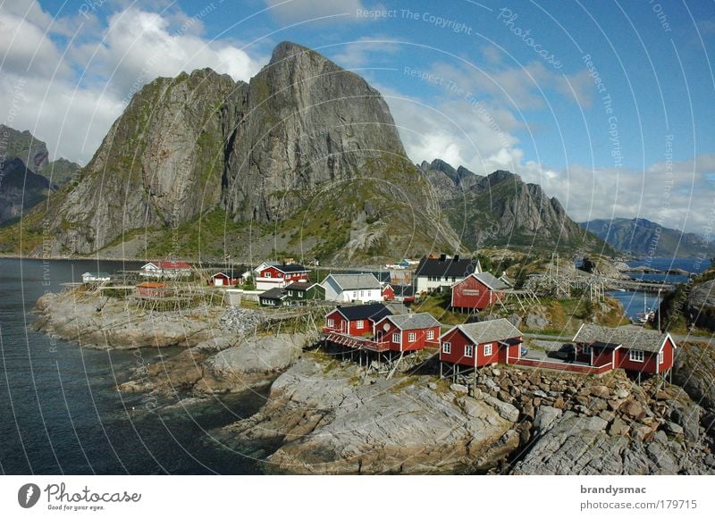 Lofoten - der Ort »Hamnoy« Farbfoto Außenaufnahme Menschenleer Morgen Tag Licht Sonnenlicht Vogelperspektive Natur Landschaft Felsen Fjord Insel Dorf