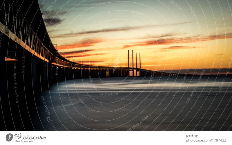 Øresund Brücke Himmel Wolken Horizont Sonnenaufgang Sonnenuntergang Küste Ostsee Meer Hafenstadt Menschenleer Autofahren Bahnfahren Straße Schifffahrt gelb