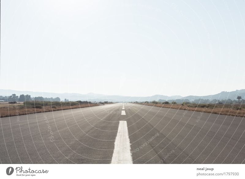 Runway clear Himmel Wolkenloser Himmel Schlucht Ebene Kreta Flughafen Landebahn Flugplatz Schilder & Markierungen Linie Ferne Unendlichkeit blau grau Einsamkeit