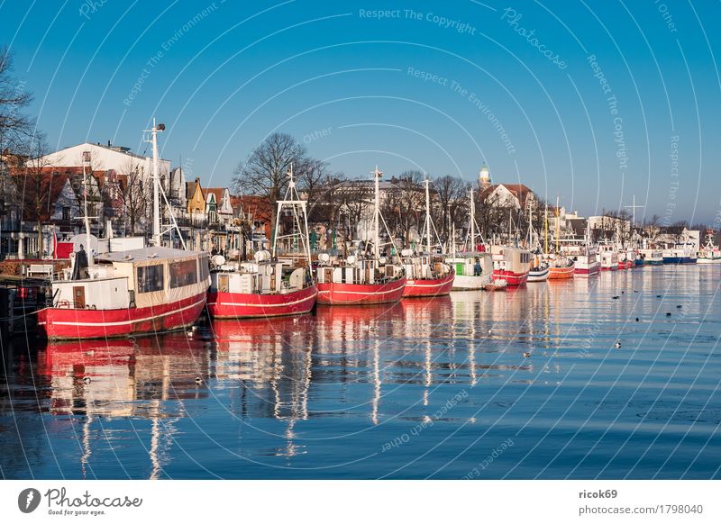 Fischerboote am Alten Strom in Warnemünde Ferien & Urlaub & Reisen Tourismus Meer Winter Natur Landschaft Wasser Wolkenloser Himmel Küste Architektur