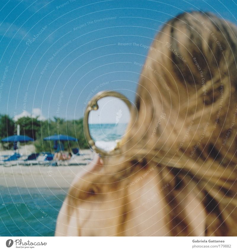 Spiegelsee Farbfoto Außenaufnahme Tag Sonnenlicht Rückansicht feminin Haut Kopf Haare & Frisuren 1 Mensch Wasser Sommer Schönes Wetter Strand brünett Sand