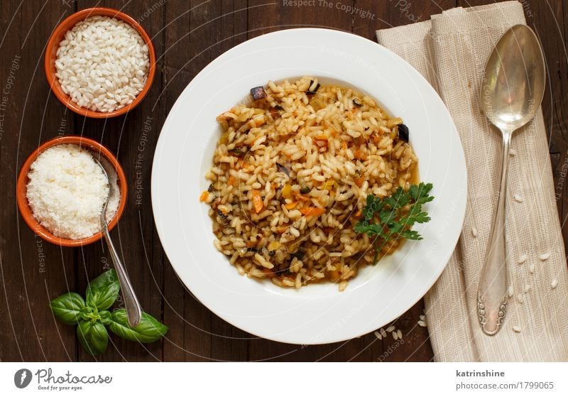 Risotto mit Gemüse und Gewürzen Getreide Kräuter & Gewürze Ernährung Mittagessen Abendessen Vegetarische Ernährung Diät Italienische Küche Teller Löffel