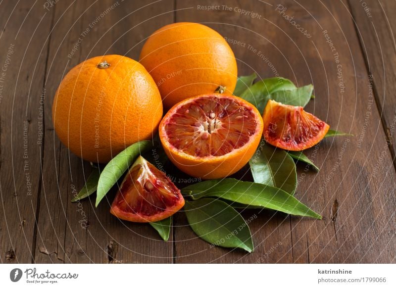 Frische sizilianische Orangen mit Blättern Frucht Vegetarische Ernährung Diät exotisch Garten Blatt frisch Gesundheit hell saftig braun gelb grün Ackerbau