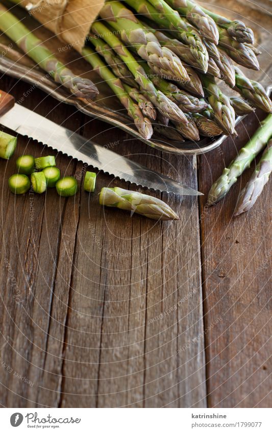 Frischer Spargel mit Messer Gemüse Ernährung Abendessen Vegetarische Ernährung Diät Tisch dunkel frisch Gesundheit natürlich braun grün Lebensmittel