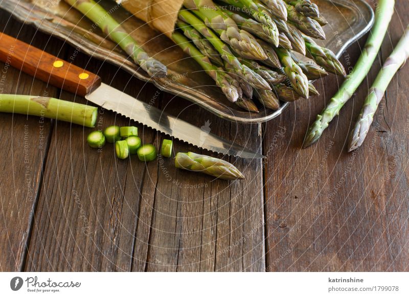 Frischer Spargel mit Messer Lebensmittel Gemüse Ernährung Abendessen Vegetarische Ernährung Diät Tisch dunkel frisch Gesundheit natürlich braun grün