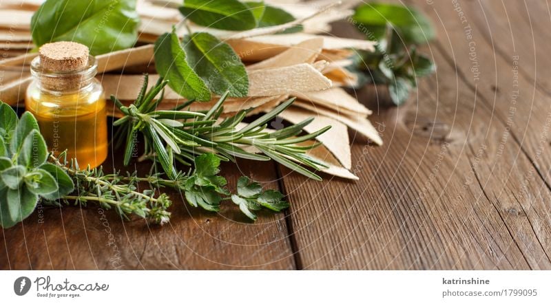 Vollkorn Handwerker Pasta, Olivenöl und Kräutern Lebensmittel Teigwaren Backwaren Kräuter & Gewürze Ernährung Flasche Tisch Gesundheit braun gelb grün