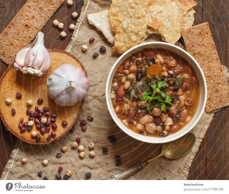 Gekochte Hülsenfrüchte und Gemüse in einer Schüssel Brot Suppe Eintopf Kräuter & Gewürze Ernährung Vegetarische Ernährung Schalen & Schüsseln Löffel Holz lecker