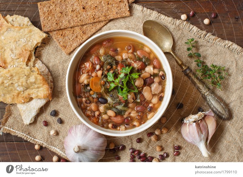 Gekochte Hülsenfrüchte und Gemüse in einer Schüssel Brot Suppe Eintopf Kräuter & Gewürze Ernährung Vegetarische Ernährung Schalen & Schüsseln Löffel Holz lecker