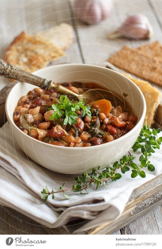 Gekochte Hülsenfrüchte und Gemüse in einer Schüssel Brot Suppe Eintopf Kräuter & Gewürze Ernährung Vegetarische Ernährung Schalen & Schüsseln Löffel Gesundheit