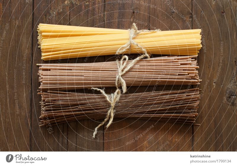 Italienische Spaghettis auf dem alten Holztisch Teigwaren Backwaren Ernährung Tisch braun Hintergrund Holzplatte Land Essen zubereiten kulinarisch Lebensmittel