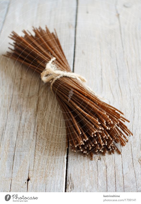 Brown Roggen Spaghetti Lebensmittel Teigwaren Backwaren Tisch braun Hintergrund Holzplatte Land Essen zubereiten kulinarisch Zutaten Italienisch mediterran